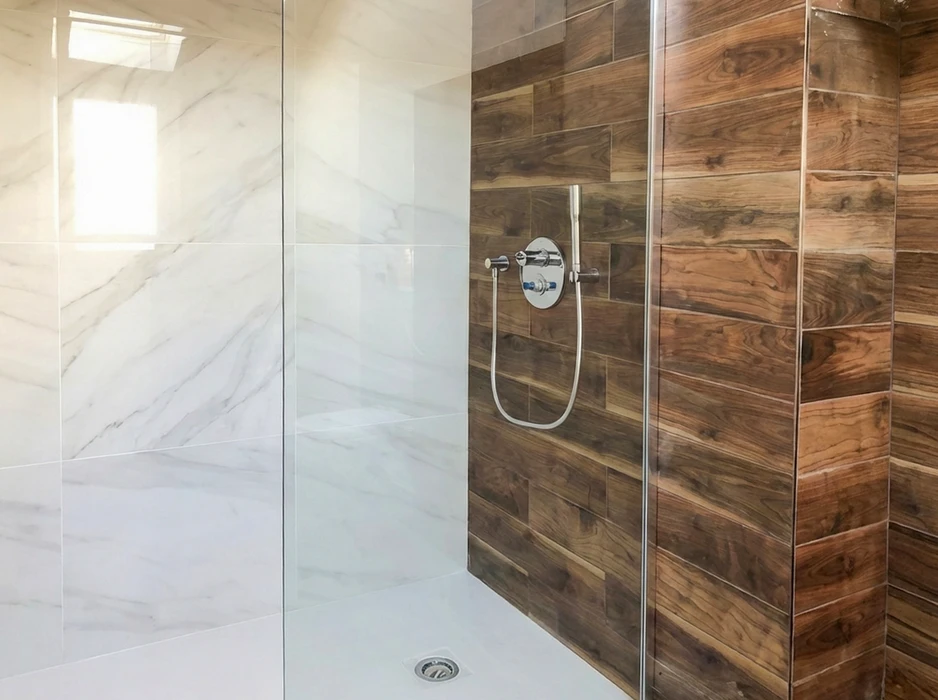 Douche à l'italienne avec paroi en verre transparent