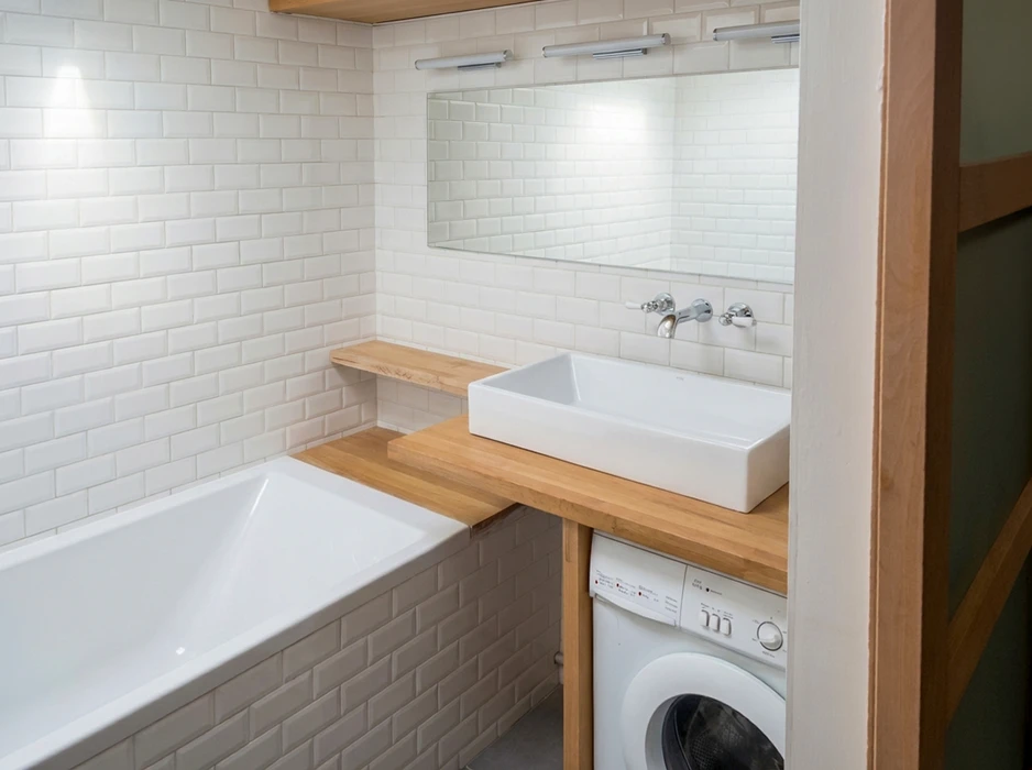 Salle de bain moderne minimaliste avec baignoire encastrée blanche, carrelage métro blanc brillant