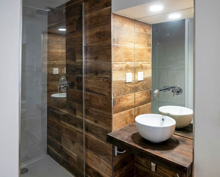 Salle de bain moderne avec double vasque à poser en céramique blanche sur plan de travail en bois foncé
