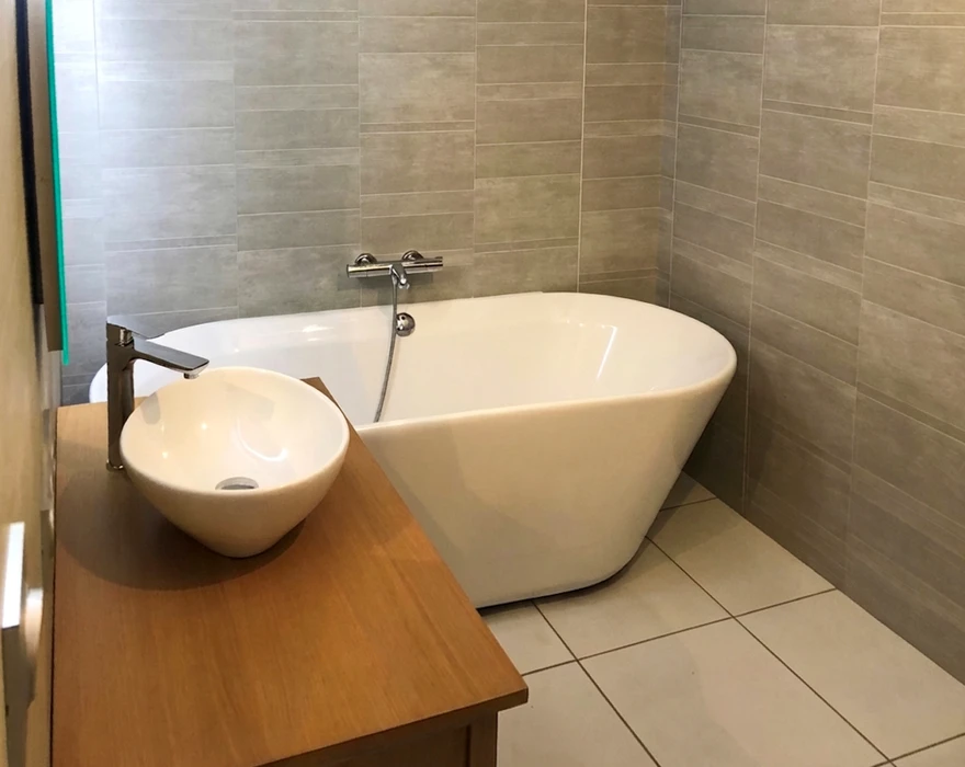 Salle de bain moderne avec baignoire îlot blanche autoportante, paroi de douche italienne à l'Walk-in en verre transparent avec cadre acier noir style Critall