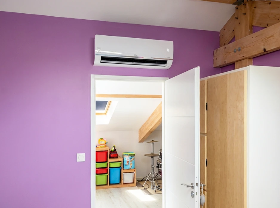 Salle de bain moderne avec baignoire îlot autoportante blanche de forme ovale, robinetterie thermostatique murale chromée avec douchette