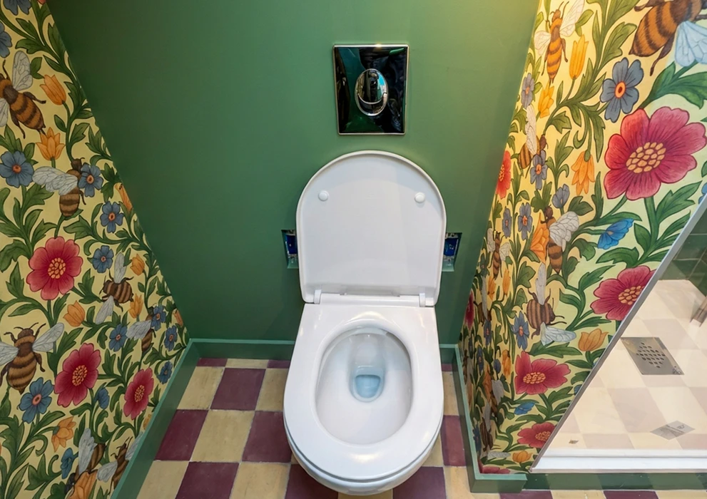 Salle de bain moderne avec cabine de douche en verre sérigraphié à motifs linéaires, profils chromés, receveur bas