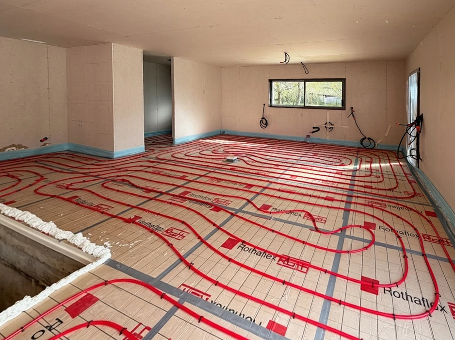 Salle de bain moderne avec cabine de douche en verre sérigraphié à motifs linéaires, profils chromés, receveur bas