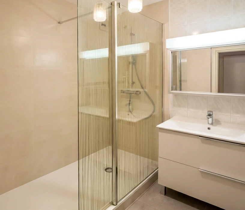 Salle de bain moderne avec baignoire îlot blanche autoportante, paroi de douche italienne à l'Walk-in en verre transparent avec cadre acier noir style Critall
